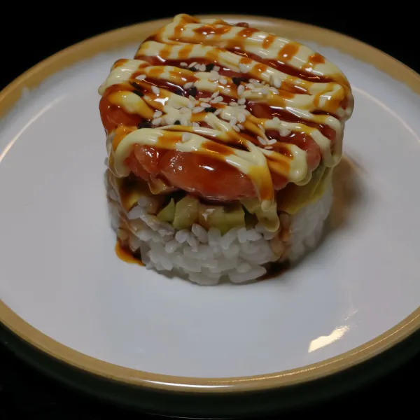 Tartar de salmón, aguacate, teriyaki, mayonesa, cebolla  (1u)
