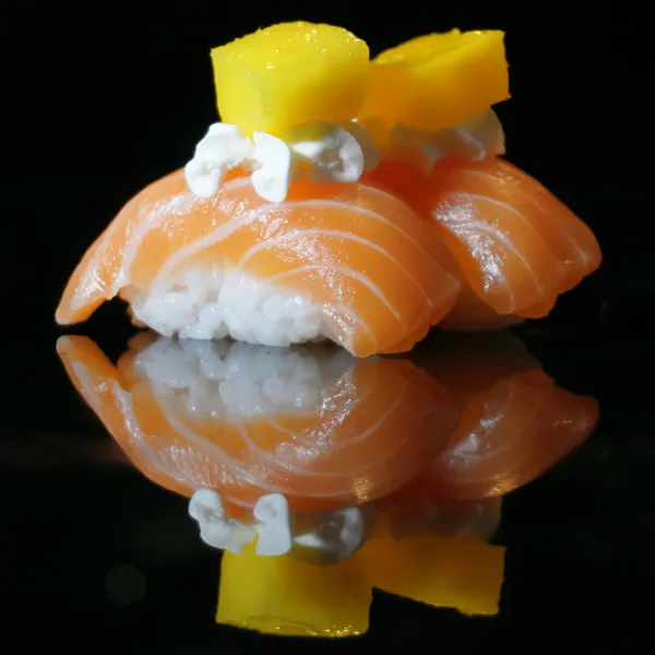 NIKIRI Salmón, queso Philadelphia, mango, salsa de mango  (2u)