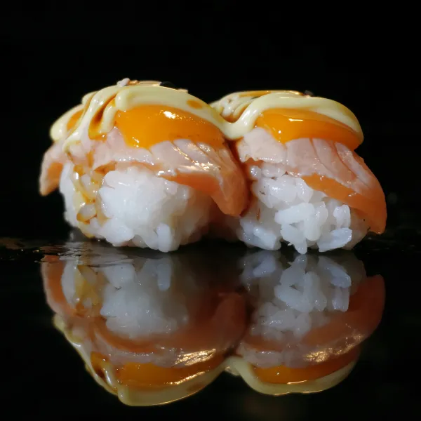 NIKIRI Salmón flambeado, queso cheddar, mayonesa, teriyaki (2u)