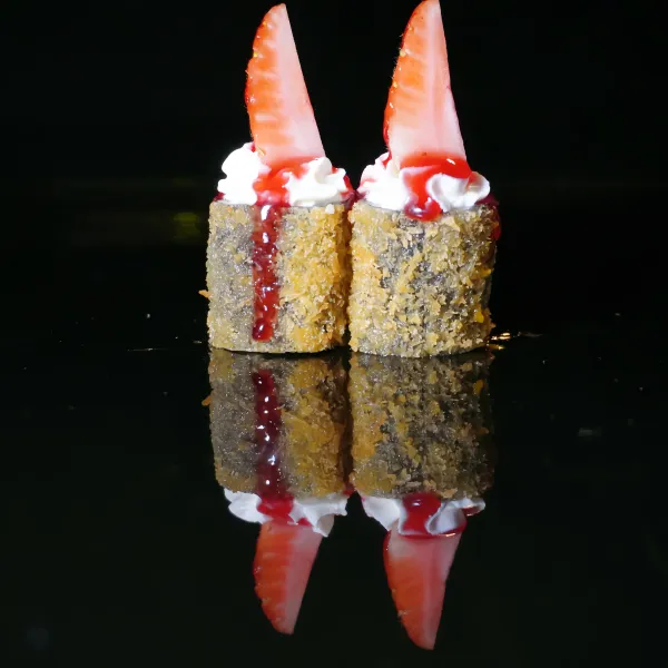 Salmón, queso Philadelphia, fresa, salsa de fresa (6u)