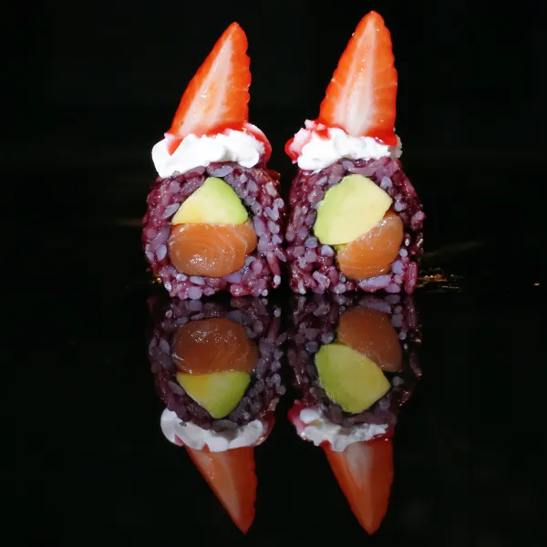 Arroz venere salmón, aguacate, Philadelphia, fresa, salsa de fresa (4u)