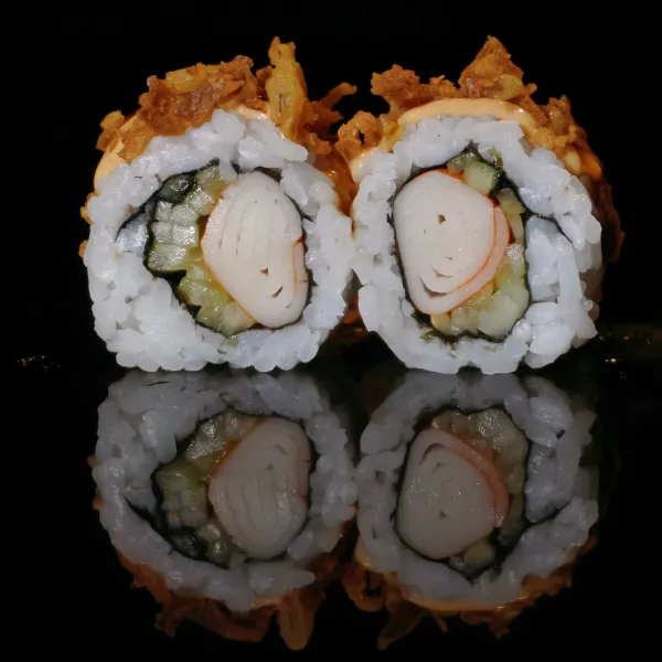 Surimi,pepino, mayonesa picante, teriyaki, cebolla  (4u)