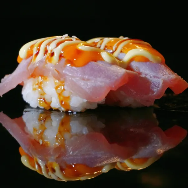 NIKIRI Atún flambeado, queso cheddar, mayonesa, teriyaki (2u)